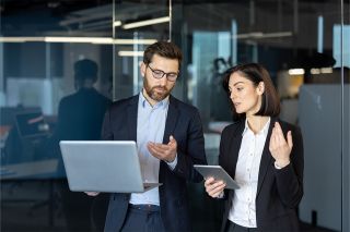 Foto: Zwei Personen in Besprechnung